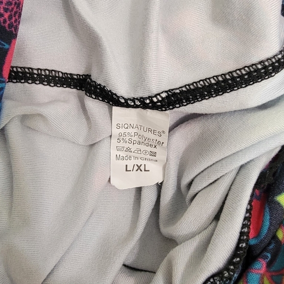 Women's Cropped Leggings - Picture 3 of 5